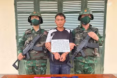 The suspect and seized items (Photo published by VNA)