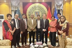 Vietnamese Ambassador to Bangladesh Nguyen Manh Cuong (fourth from right) and local media representatives (Photo: VNA)