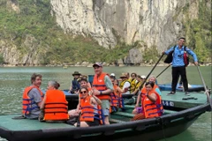 International tourists visit Ha Long Bay (Photo: thanhnien.vn)