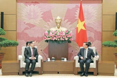 Vice Chairman of the National Assembly Nguyen Khac Dinh (right) meets with Chairman of the Lao National Assembly’s Committee for Foreign Affairs Sanya Praseuth in Hanoi on August 15. (Photo: daibieunhandan.vn)