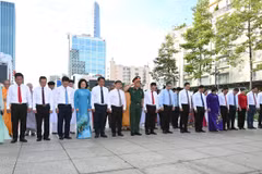 Officials of Ho Chi Minh City pay tribute to the late leader at the President Ho Chi Minh statue park on Nguyen Hue pedestrian street on May 19, 2026. (Photo: VNA)