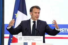 French President Emmanuel Macron talks to Vietnamese students and young intellectuals at the University of Science and Technology of Hanoi (USTH) on May 27. (Photo: VNA)