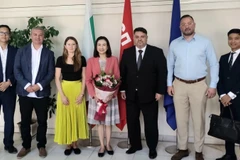 From left: Vietnamese Ambassador to Bulgaria Nguyen Thi Minh Nguyet (4th), Chairman of the Bulgarian Socialist Party and Deputy Prime Minister of Bulgaria Atanas Zafirov (5th), and other delegates at the meeting (Photo: VNA)