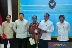 Indonesia's State Secretary Prasetyo Hadi (second from right) and several other ministers in a press conference at the President's Office in Jakarta on June 10. (Photo: ANTARA)