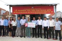 The Phu Yen Fatherland Front Committee hands over a "great unity" house to a family in Tuy An district. (Photo: VNA) 