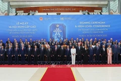 State President Luong Cuong and UN Secretary-General Antonio Guterres pose for a group photo with heads of delegations attending the Signing Ceremony of the Hanoi Convention. (Photo: VNA)