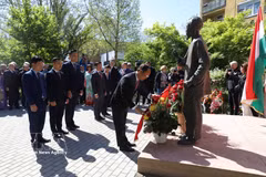 Delegates lay flowers in tribute to President Ho Chi Minh. (Photo: VNA)