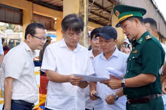 Do Tam Hien (second from left), Vice Chairman of the Quang Ngai People's Committee, inspects anti-IUU efforts at My A Fishing Port in Tra Cau ward. (Photo: VNA)