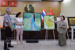 Vietnamese and Thai artists exchange at the event. (Photo: VNA)