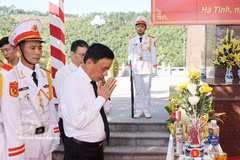 Permanent Member of the Party Central Committee Secretariat Tran Cam Tu pays solemn tribute to the nation's fallen heroes who fought bravely and sacrificed their lives in the fulfilment of their noble international duty at the ceremony in Ha Tinh province on May 25. (Photo: VNA)