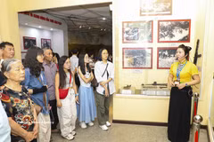 A museum guide provides commentary for visitors at the exhibition hall of the Dien Bien Phu Victory Museum. (Photo: VNA)