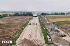 Rather than relying solely on exports and consumption, Vietnam is increasingly turning to investment and infrastructure to sustain growth. (Photo: VNA)