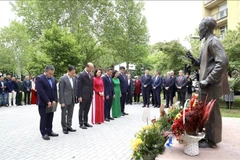 Vietnamese Ambassador to Hungary Bui Le Thai and embassy staff offer flowers at the statue of President Ho Chi Minh in Zalaegerszeg city, Hungary. (Photo: VNA)