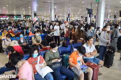 Passengers wait at Tan Son Nhat International Airport in Ho Chi Minh City (Photo: dantri.com.vn)