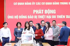 Officials and employees of the Party Committee of Central Party Agencies donate to support people affected by storms and floods. (Photo: VNA)