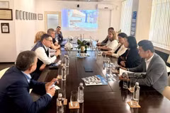 The meeting between Vietnamese Ambassador to Bulgaria Nguyen Thi Minh Nguyet and leader of the Alcomet factory. (Photo courtesy of the Vietnamese Embassy in Bulgaria)