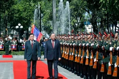 General Secretary of the Communist Party of Vietnam (CPV) Central Committee To Lam (right) and General Secretary of the Lao People’s Revolutionary Party (LPRP) and President of Laos Thongloun Sisoulith inspect the guard of honour at the welcome ceremony on December 1. (Photo: VNA)