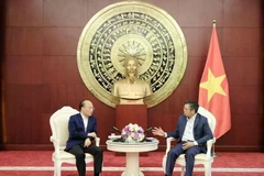 Vietnamese Ambassador to China Pham Thanh Binh (right) and Vice Chairman of the Guangxi Zhuang Autonomous Region. (Photo: VNA)