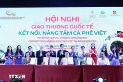 Representatives from agencies and businesses sign cooperation agreements at the conference. (Photo: VNA)