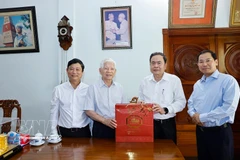 From right: National Assembly Chairman Tran Thanh Man (2nd) visits and extends New Year greetings to former State President Nguyen Minh Triet (3rd) on February 12. (Photo: VNA)