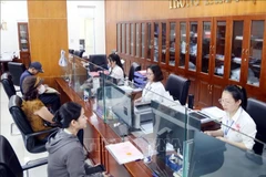 Processing administrative procedures at the One-Stop-Shop office in Dong Hoi city, Quang Binh province. (Photo: VNA)