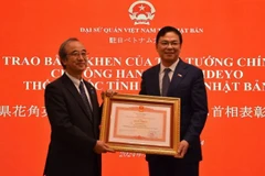 Vietnamese Ambassador to Japan Pham Quang Hieu (R) hands over Prime Minister Pham Minh Chinh's Certificate of Merit to Governor of Niigata prefecture Hanazumi Hideyo on December 20. (Photo: VNA)