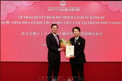 Vietnamese Ambassador to Japan Pham Quang Hieu (L) hands over the reappointment decision to Japanese Professor Natsume Nagato at the ceremony in Tokyo on October 10. (Photo: VNA)