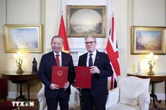 General Secretary of the Communist Party of Vietnam Central Committee To Lam and UK Prime Minister Keir Starmer exchange the joint statement announcing the elevation of Vietnam–UK relations to a Comprehensive Strategic Partnership. (Photo: VNA) 