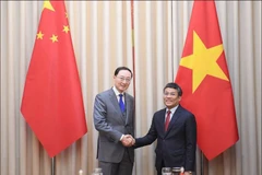 Permanent Deputy Minister of Foreign Affairs Nguyen Minh Vu (R) welcomes Chinese Vice Foreign Minister Sun Weidong (Photo: Ministry of Foreign Affairs)