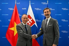 Slovak Minister of Foreign and European Affairs Juraj Blanár (right) and Vietnamese Ambassador to Slovakia Pham Truong Giang. (Photo: VNA)