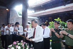 Party General Secretary To Lam and his delegation offer flowers and incense at Chung Son Temple dedicated to President Ho Chi Minh's ancestors. (Photo: VNA)