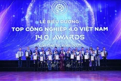 Vice Chairwoman of the National Assembly Nguyen Thi Thanh (front, fifth from left) and Chairman of the Vietnam Union of Science and Technology Associations Phan Xuan Dung are with enterprises honoured at the Industrie 4.0 Awards. (Photo: VNA)