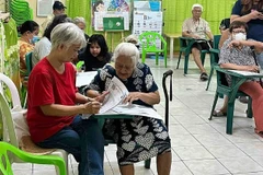 Senior citizens in Paltok Elementary School in Quezon City cast their votes, with the help of their relatives on May 12. (Photo: tribune.net.ph)
