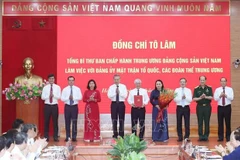Party General Secretary To Lam (fourth from left) presents the Party Committee of the VFF and central mass organisations with the Politburo’s Decision No. 304-QD/TW, which outlines the new structure, functions and tasks of the VFF Central Committee (Photo: VNA)
