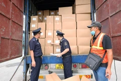 Quang Ninh province's customs officers inspect export goods at Bac Luan international border gate. (Photo: VNA)