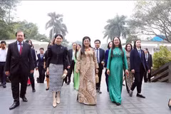 From left: Prime Minister Pham Minh Chinh’s spouse Le Thi Bich Tran (3rd) and Loo Tze Lui (2nd), spouse of visiting Singaporean PM Lawrence Wong, entering the Vietnam Museum of Ethnology in Hanoi on May 26 morning. (Photo: VNA)