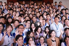 Prime Minister Pham Minh Chinh, NA deputies of Can Tho, and students of Can Tho University at the meeting (Photo: VNA)
