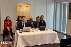 Minister Counsellor Pham Quang Huy, Deputy Head of Vietnam’s Permanent Mission to Geneva (R) and Andrey Eydlin of the St. Gallen Endowment, at the working session (Photo: VNA)