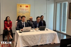 Minister Counsellor Pham Quang Huy, Deputy Head of Vietnam’s Permanent Mission to Geneva (R) and Andrey Eydlin of the St. Gallen Endowment, at the working session (Photo: VNA)