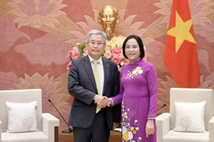 Vice Chairwoman of the National Assembly Nguyen Thi Thanh (R) hosts a reception in Hanoi on April 15 for visiting Chairman and CEO of the Korea Electric Power Corporation (KEPCO) Kim Dong Cheol . Photo: National Assembly Portal)