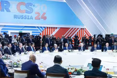 Prime Minister Pham Minh Chinh (fifth from left) attends and delivers a speech at the the plenary session of the expanded BRICS Summit in Kazan, Russia, in October 2024. (Photo: VNA)