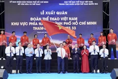 Chairman of the Ho Chi Minh City People’s Committee Nguyen Van Duoc (centre) waves the national flag at the ceremony (Photo: VNA)