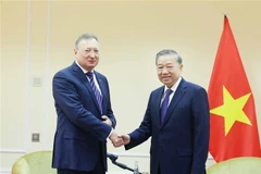 Party General Secretary To Lam (R) and General Director Kudryashov Sergei Ivanovich of Russian oil and gas company Zarubezhneft at their meeting in Moscow on May 11 (local time). (Photo: VNA)