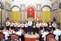 General Secretary and State President To Lam presents the photograph "Uncle Ho with Children" to outstanding children nationwide (Photo: VNA)