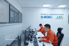 Technicians work at the emergency response monitoring and coordination centre of Long Son Petrochemicals Co., Ltd. in Ho Chi Minh City. (Photo: VNA)