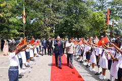 Party General Secretary and State President To Lam (left) and Sri Lankan President Anura Kumara Dissanayake come to lay flowers in tribute to late President Ho Chi Minh at the Colombo Public Library on May 8. (Photo: VNA) 