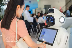 A reception robot assists with administrative guidance, information lookup and directing visitors to service counters. (Photo: VNA)