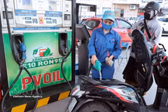 A customer purchase E10 biofuel petrol at a PVOIL filling station on Thai Thinh street in Hanoi. (Photo: VNA)