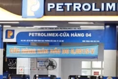 Retail fuel prices are simultaneously reduced from 15:00 on May 14. (Photo: VNA)