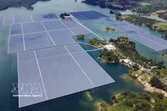 Floating solar power plant on the Da Mi hydroelectric reservoir. (Photo: VNA)